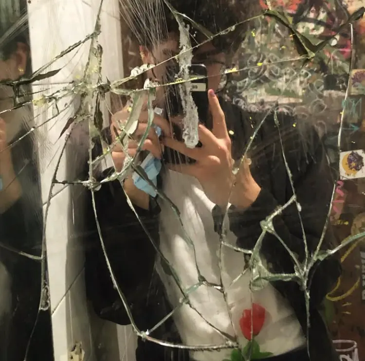 Autorretrato de Guillem Serradell reflejado en un espejo roto